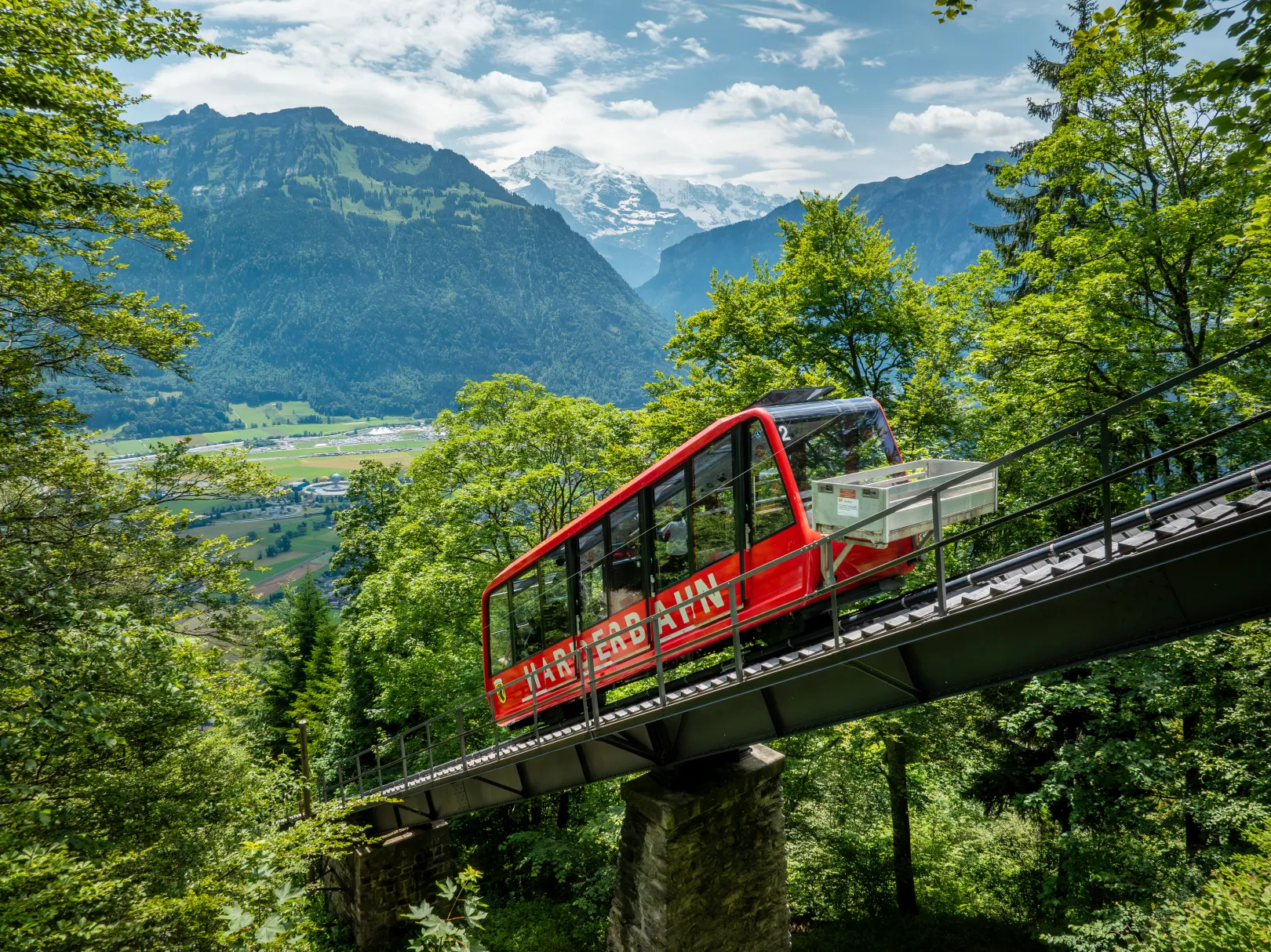Le funiculaire Harder Kulm circule en été sur un versant boisé au-dessus d’Interlaken.